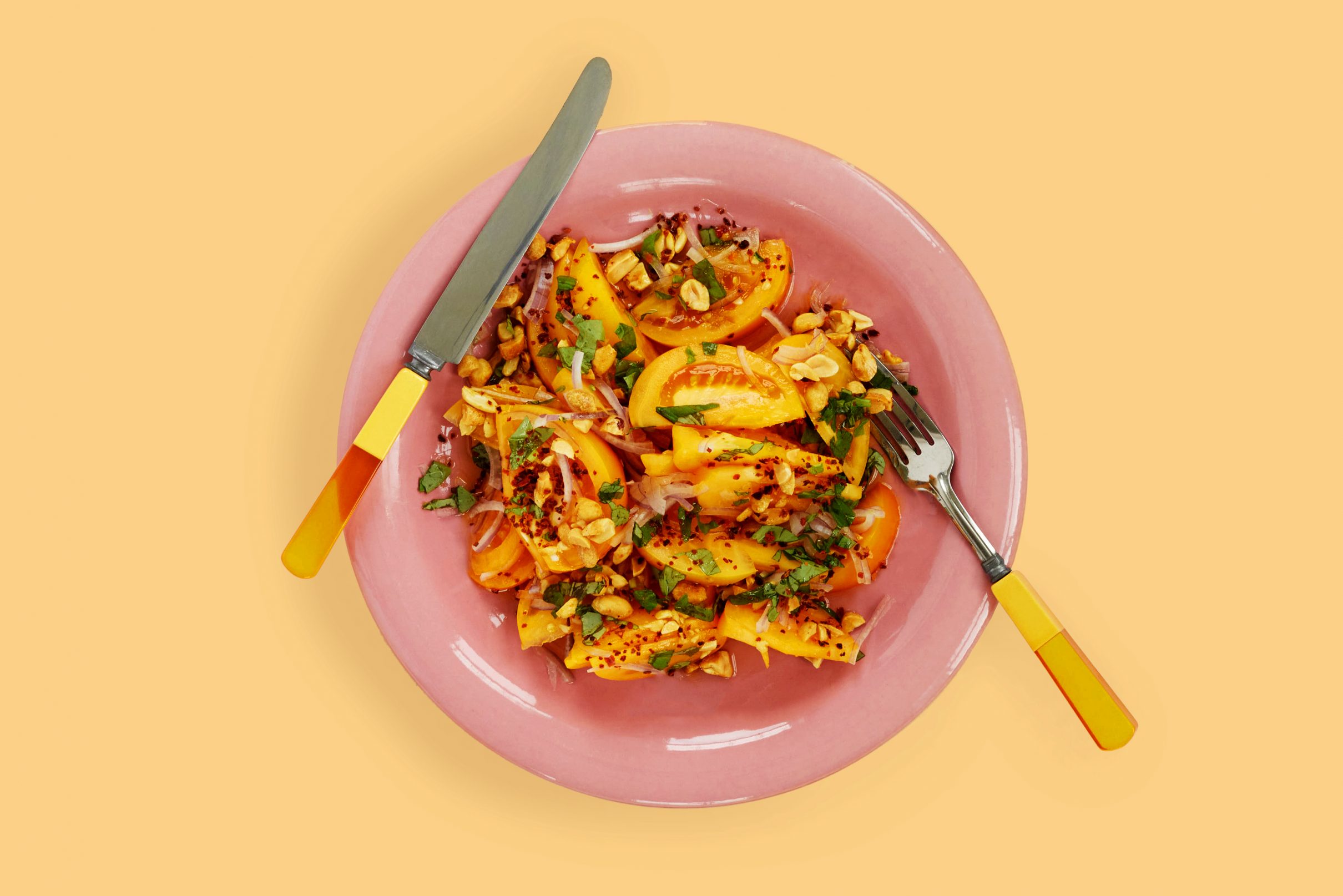 Salade de tomates jaunes à l’asiatique, arachides, lime et basilic