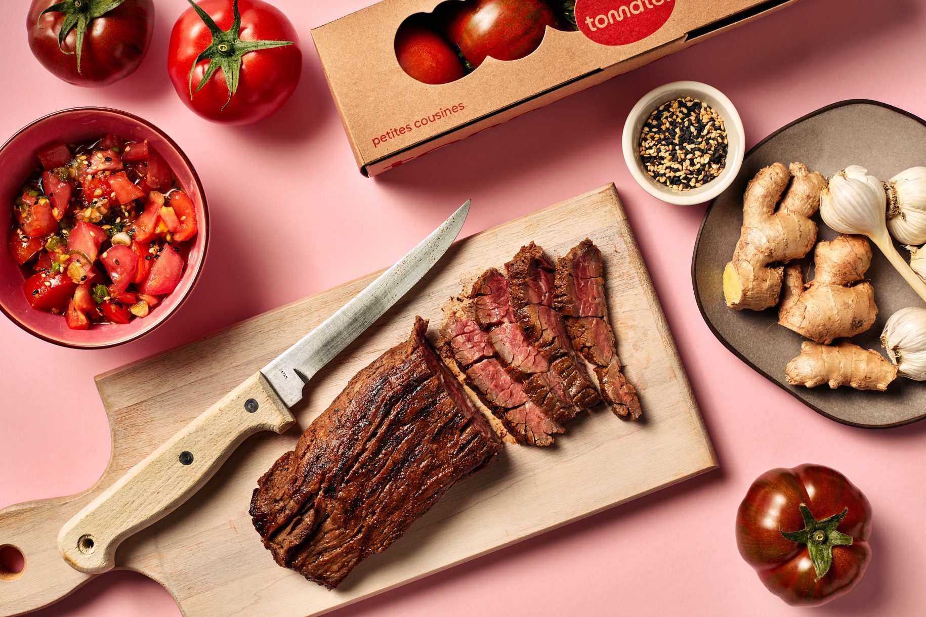 Grilled steak carpaccio & sesame tomato garnish – Tomaté!