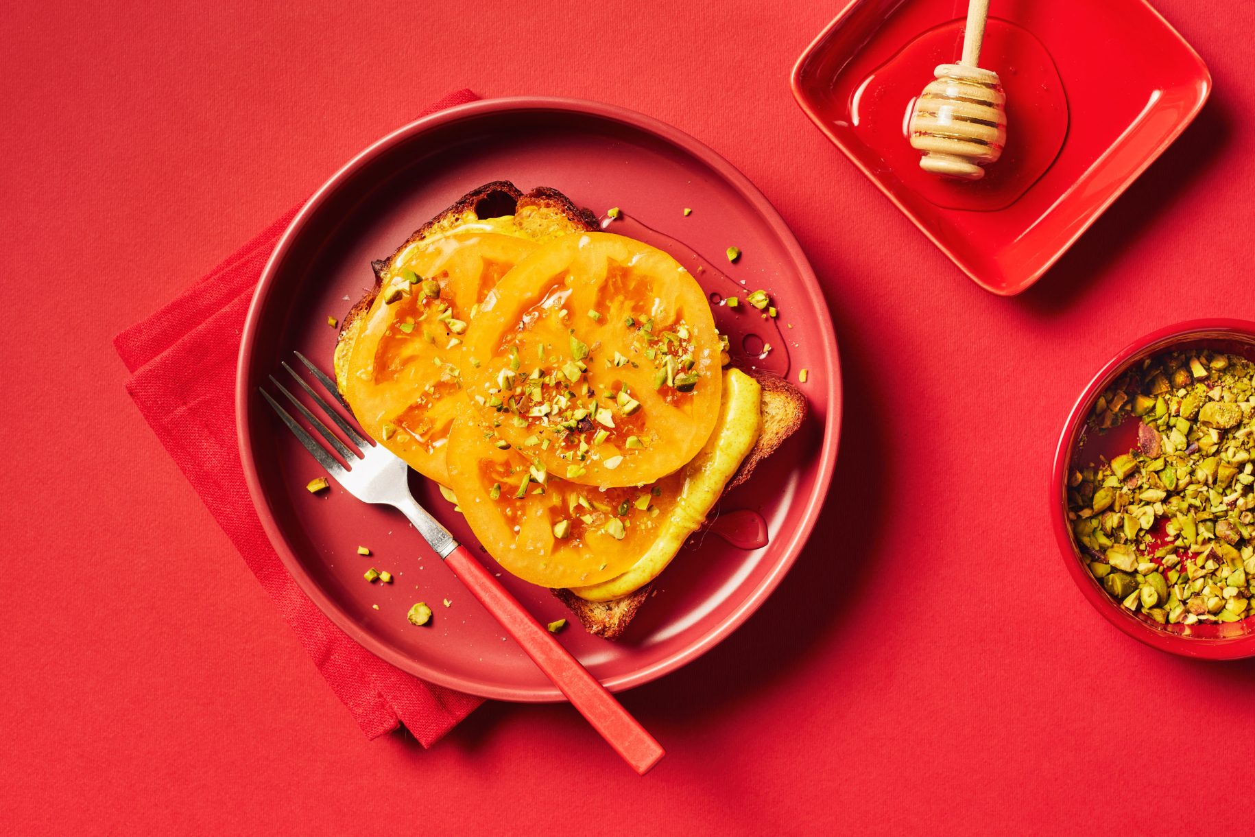 Brioche Toast with Tomato, Curry Mayonnaise, Honey, and Pistachios – Tomaté!